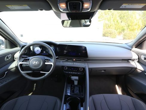 Used 2025 Hyundai Elantra SEL image 30