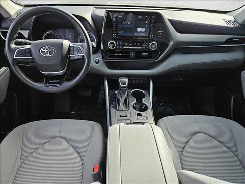 Used 2020 Toyota Highlander LE image 16