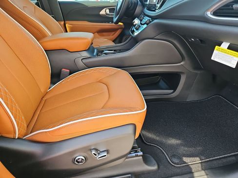 New 2026 Chrysler Pacifica Pinnacle image 21