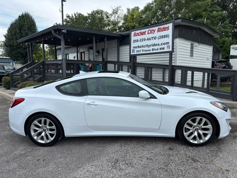 Used 2014 Hyundai Genesis 2.0T RWD image 2