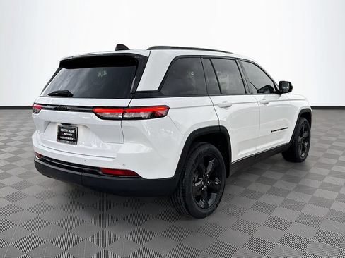 Used 2023 Jeep Grand Cherokee Altitude RWD image 7