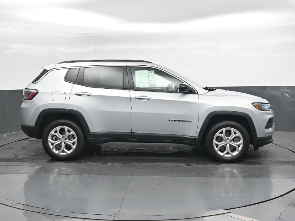 Used 2024 Jeep Compass Latitude AWD/4WD image 3