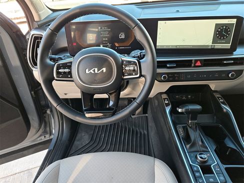 Used 2025 Kia Sorento EX image 13
