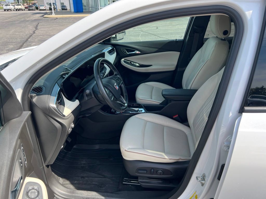 Used 2025 Buick Encore GX Avenir w/ Avenir Technology Package AWD/4WD image 10