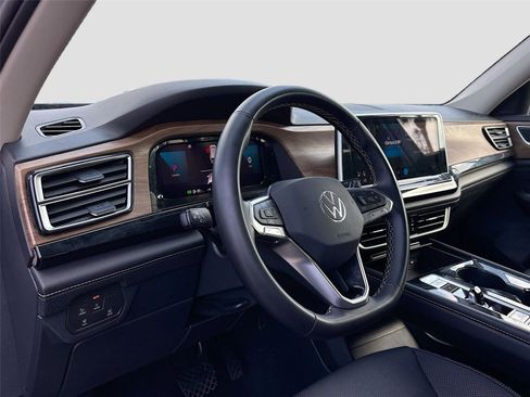 Used 2025 Volkswagen Atlas SE FWD image 9