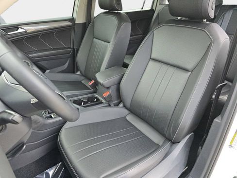 Used 2024 Volkswagen Tiguan SE w/ Panoramic Sunroof Package FWD image 19