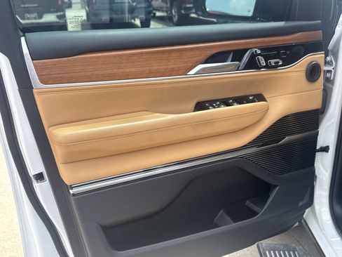Used 2023 Jeep Grand Wagoneer L Series III w/ Rear Seat Video Group 1 AWD/4WD image 3