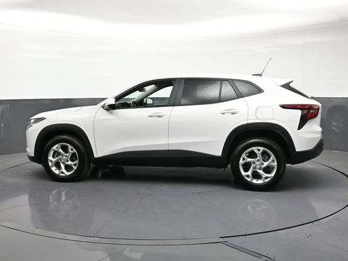 Certified 2025 Chevrolet Trax LS w/ LS Convenience Package FWD image 2