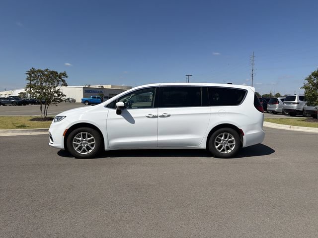 Used 2023 Chrysler Pacifica Touring-L FWD image 2