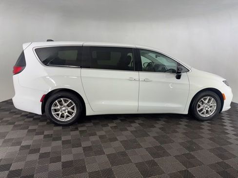 Used 2024 Chrysler Pacifica Touring-L image 5