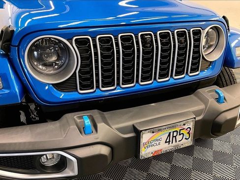 Used 2024 Jeep Wrangler Unlimited Sahara w/ Technology Group AWD/4WD image 29