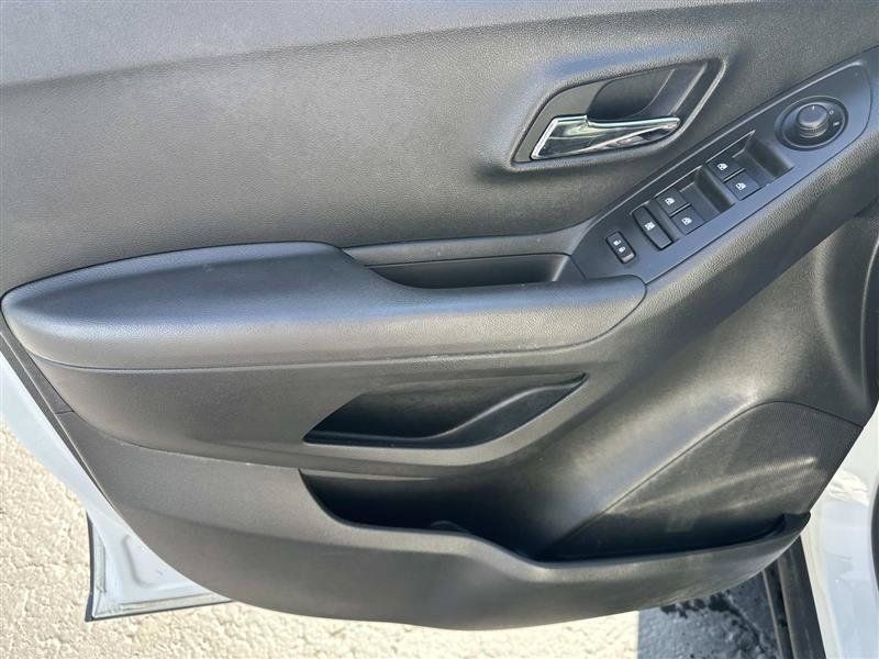 Used 2016 Chevrolet Trax LT w/ LT Convenience Package AWD/4WD image 8