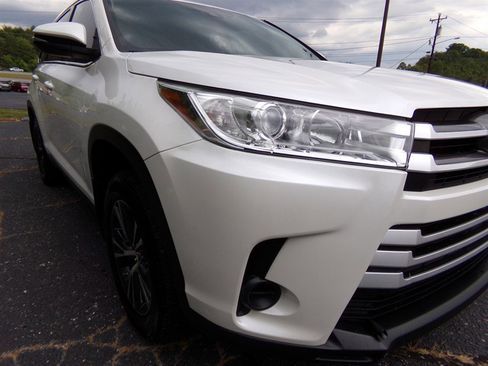 Used 2019 Toyota Highlander LE AWD/4WD image 4