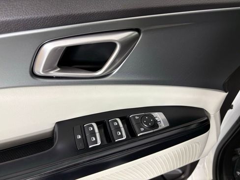 Used 2022 Kia Carnival LX image 15