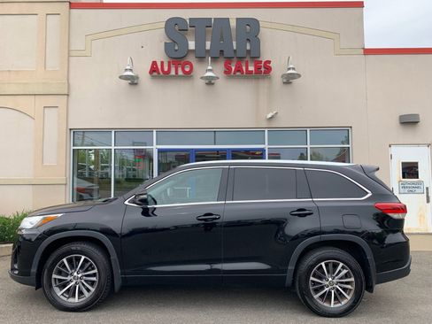 Used 2018 Toyota Highlander XLE w/ Carpet Mat Package (TMS) AWD/4WD image 4