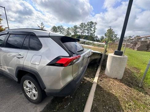 Used 2021 Toyota RAV4 XLE w/ Convenience Package FWD image 4