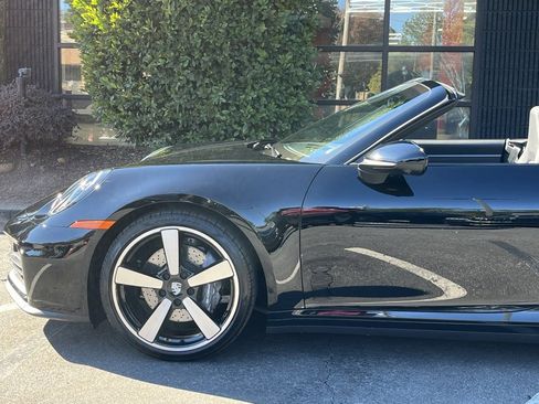 Used 2025 Porsche 911 Carrera w/ Premium Package image 11