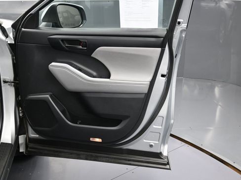 Used 2021 Toyota Highlander L image 40