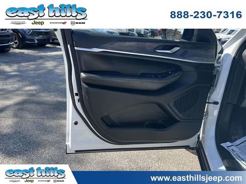 Used 2023 Jeep Grand Cherokee Limited w/ Black Appearance Package image 19