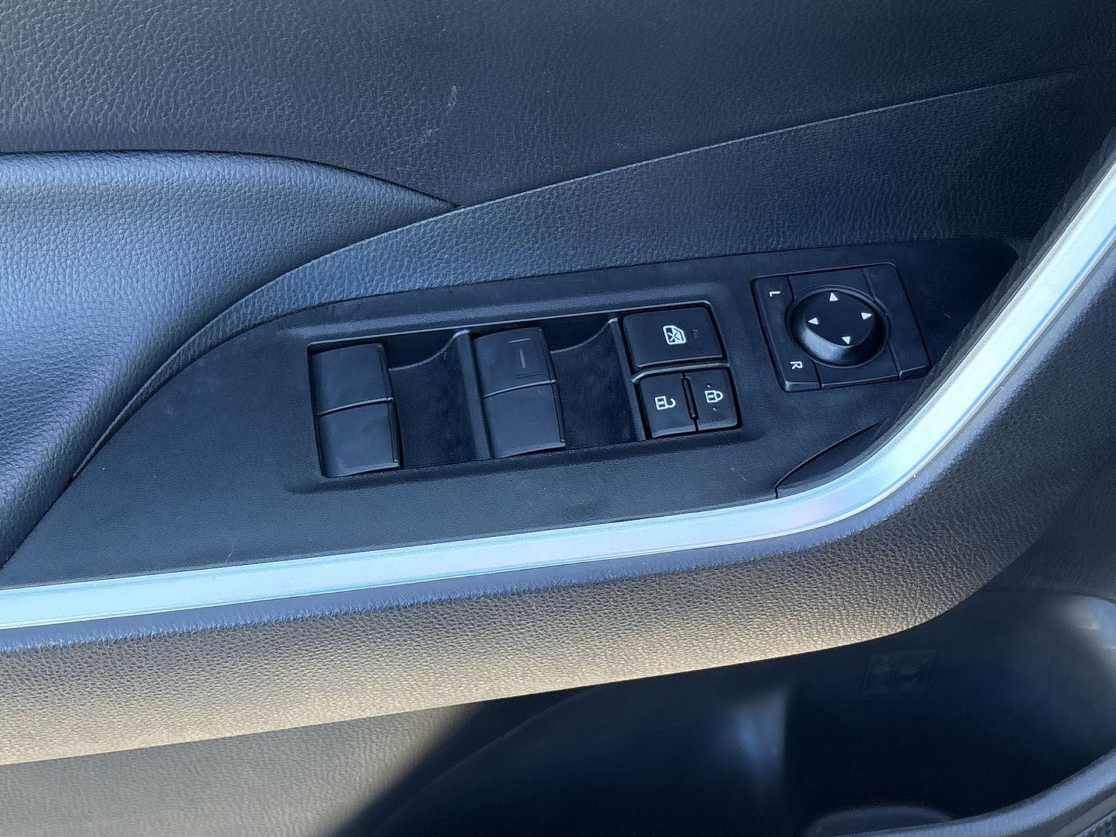 Used 2025 Toyota RAV4 LE AWD/4WD image 15