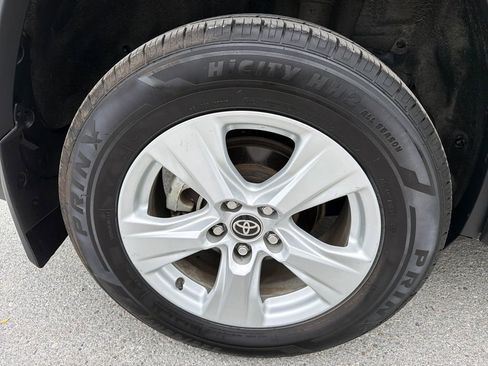 Used 2021 Toyota RAV4 XLE w/ Convenience Package AWD/4WD image 16