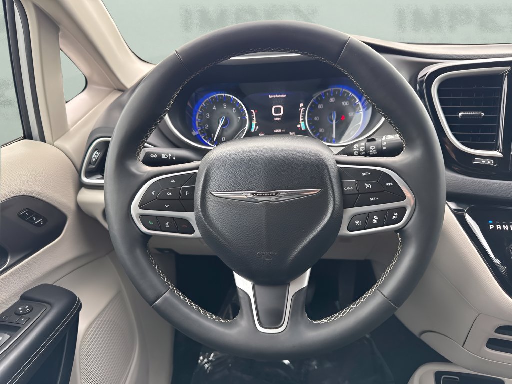 Used 2024 Chrysler Pacifica Touring-L FWD image 15
