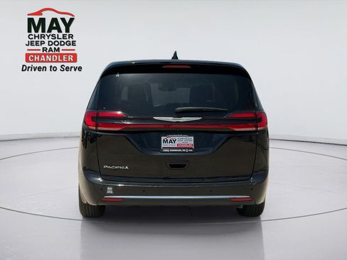 Used 2024 Chrysler Pacifica Touring-L FWD image 6