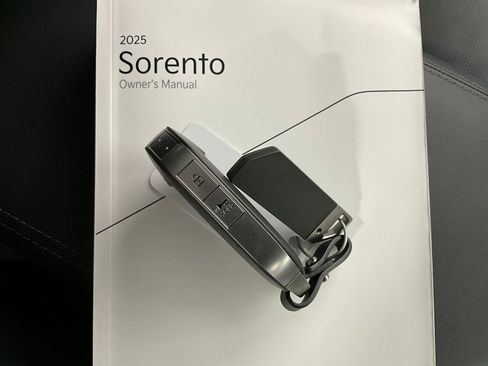 Used 2025 Kia Sorento S w/ Panoramic Sunroof Package image 11