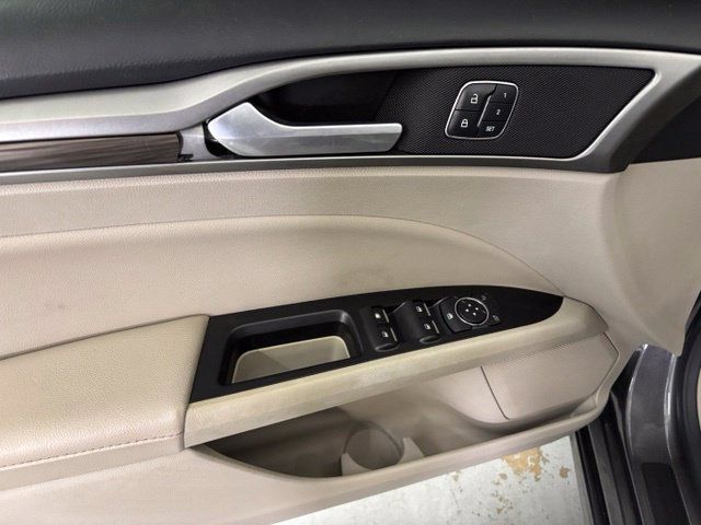 Used 2017 Ford Fusion SE FWD image 10