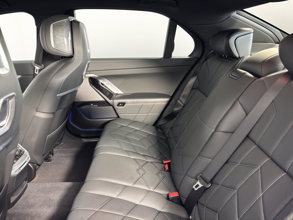Used 2023 BMW i7 xDrive60 AWD/4WD image 25