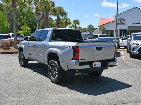 Used 2025 Toyota Tacoma TRD Sport AWD/4WD image 3