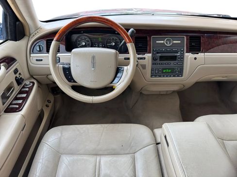 Used 2010 Lincoln Town Car Signature Limited RWD image 26