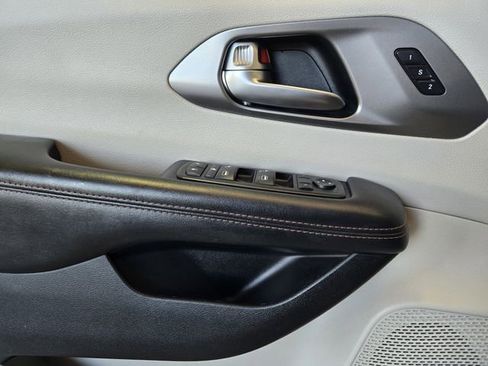 Used 2020 Chrysler Pacifica Touring-L image 24