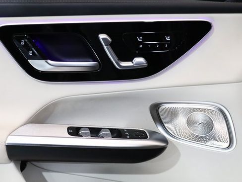 Used 2024 Mercedes-Benz GLC 300 4MATIC image 3