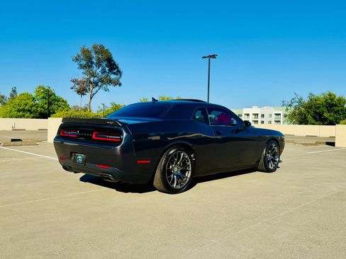 Used 2016 Dodge Challenger SRT w/ Technology Group image 9