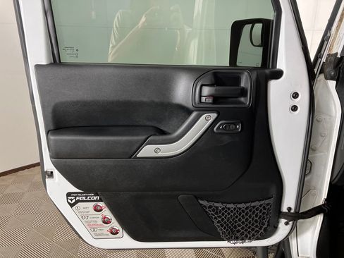 Used 2014 Jeep Wrangler Unlimited Rubicon w/ Connectivity Group image 23