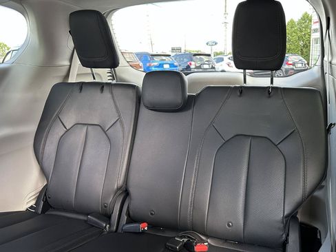 Used 2019 Chrysler Pacifica Touring-L FWD image 35