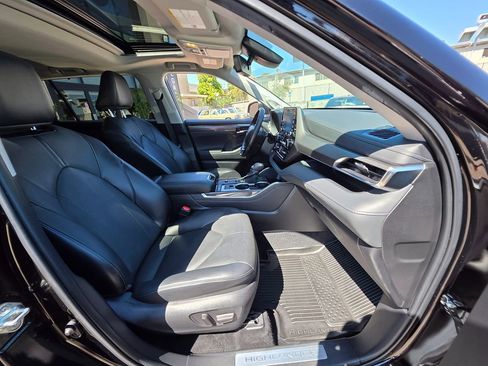 Used 2022 Toyota Highlander Limited image 16