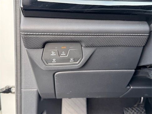 Used 2024 Volkswagen Atlas Cross Sport SE image 17