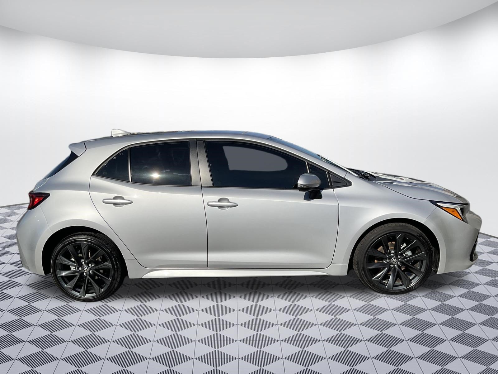Used 2025 Toyota Corolla XSE FWD image 2