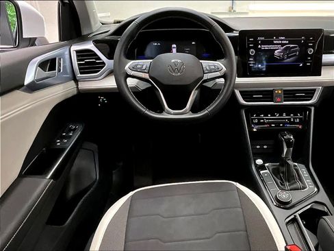 Certified 2025 Volkswagen Taos SE AWD/4WD image 8