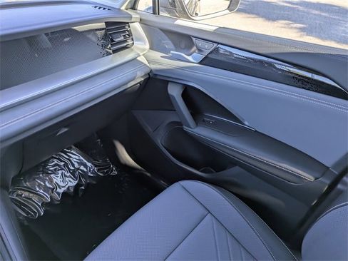 New 2026 Volkswagen Tiguan SE image 19