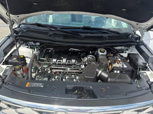 Used 2018 Ford Explorer XLT w/ Equipment Group 201A FWD image 17