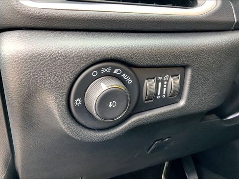 Used 2025 Chrysler Pacifica Select image 35