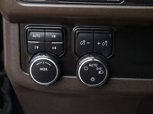 Used 2022 Chevrolet Suburban Z71 w/ Luxury Package image 23