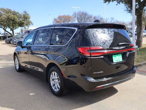 Used 2026 Chrysler Pacifica Select image 9