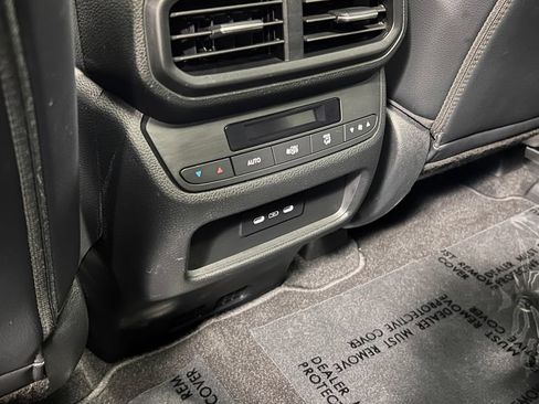 Used 2025 Honda Pilot Touring image 17