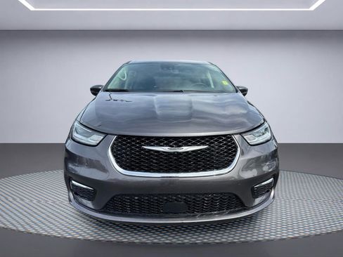 Used 2023 Chrysler Pacifica Touring-L FWD image 8
