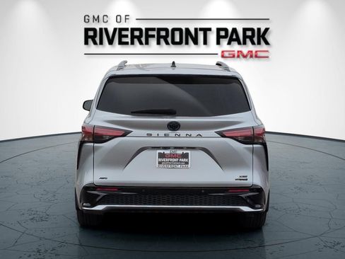 Used 2024 Toyota Sienna LE AWD/4WD image 4