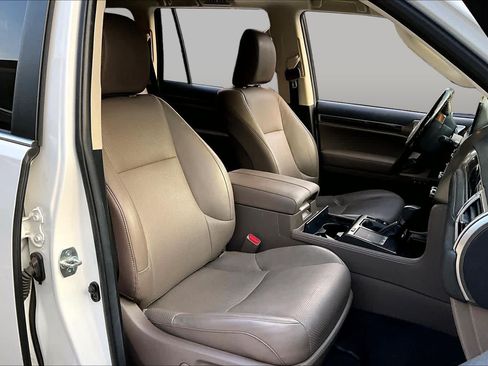 Used 2022 Lexus GX 460 Luxury w/ Sport Design Package AWD/4WD image 9